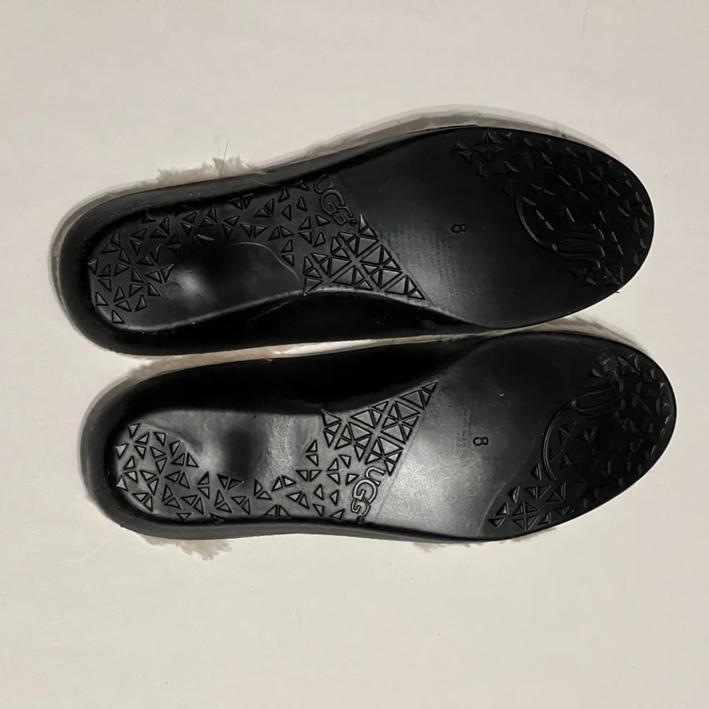 UGG Rubber Rain Boots, women’s size 8. Glossy Boot in Black. Sherpa insoles